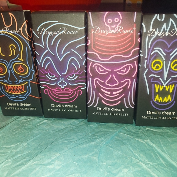 Lip gloss - Picture 3 of 3